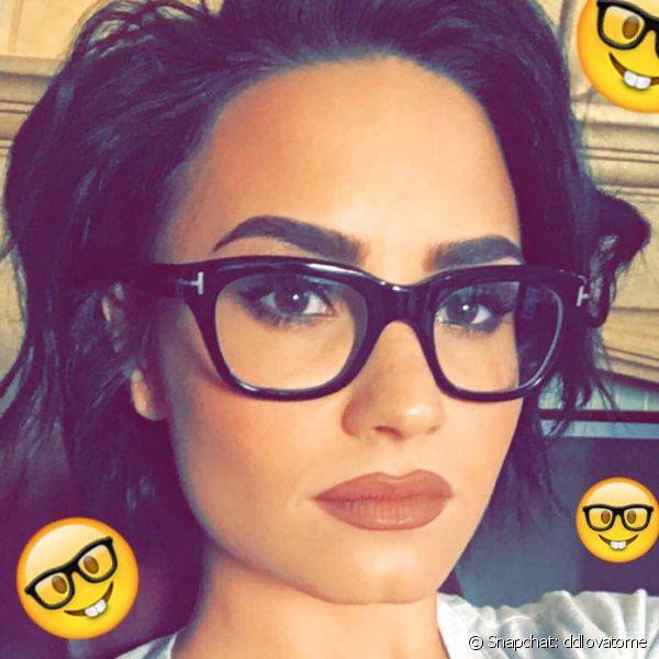 Além das selfies sem make, Demi Lovato gosta de mostrar produções mais caprichadas no Snapchat